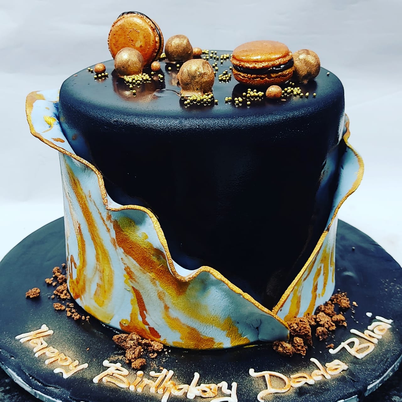 Black fondant macaron cake OC5